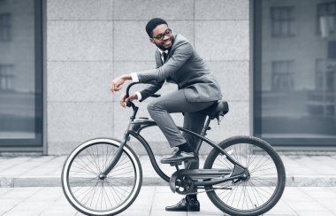 Sakin ol ve devam et. İşadamı ofis buiding karşı bisiklet, işe gidiyor