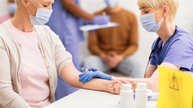 Coronavirus Aşı Kampanyası. Doktor Tutucu Şırınga Yaşlı Kadın Corona Virüs Aşısını Hastane Odasında Yapıyor. Kapsamlı 19 Nüfus Bağışıklığı ve Tıbbi Tedavi. Panorama