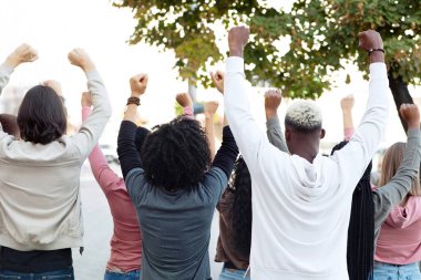 Sokaklarda grev yapan, sloganlar atan ve yumruklarını kaldıran, devletin gezegeni kurtarmasını isteyen, kirliliği azaltan uluslararası bir grup insan. İsyan, gösteri, grev