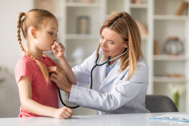 Steteskoplu Pediyatrist Bayan, muayene sırasında öksüren küçük kızın akciğerlerini dinliyor, Profesyonel Pediatrist Doktor Kadın Hasta Çocuk Sağlık Durumu, Yakın çekim