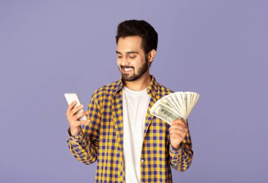 Milenyum Hintli, cep telefonundan para kazanıyor, eflatun geçmişi var.