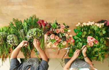 Küçük işletme. Çiçekler Teslimat üstten görünüm. Çiçekçi, sipariş oluşturma yapma buket çiçek dükkanında yükseldi..