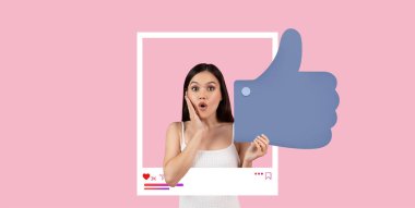 Uzun siyah saçlı genç bir kadın, büyük bir baş parmak işareti tutarken heyecan ve şaşkınlık gösterir. Parlak pembe arka plan sosyal medya ilişkilerinin neşeli havasını arttırır..