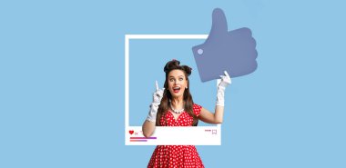 Polka noktalı kıyafet giymiş hevesli bir nüfuzlu oyuncu, neşeli mavi bir arkaplana karşı ayakta dururken başparmağıyla işaret ediyor. Kolaj çevrimiçi bağlılık ve olumluluğu temsil ediyor..