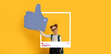 Genç bir kız, gözlüklü ve ikiz popolu, büyük bir işaret tutuyor. Canlı sarı arka plan ve sosyal medya çerçevesi çevrimiçi içerik için mükemmel canlı bir atmosfer yaratıyor.