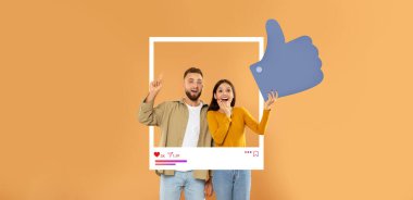 Mutlu bir çift, sosyal medya etkileşimini kutlamak için sıcak turuncu bir arka plan önünde poz veriyor. Olumlu etki yaratan kültürü somutlaştırmak için hevesle başparmaklarını kaldırırlar..