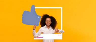 Genç bir kız, parlak sarı bir arkaplan önünde büyük bir başparmak işareti tutarken gülümsüyor. Sosyal medyada olumlu etkileşimi teşvik ediyor ve etkisini kutluyor..