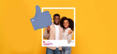 Genç bir çift, parlak sarı bir arkaplan önünde gülümsüyor ve şakacı bir jest sergiliyor. Sosyal medya başarılarını etkenler olarak kutluyorlar..