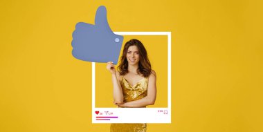 Altın elbiseli bir kadın sosyal medya tarzı bir çerçevede duruyor, gülümsüyor ve onaylıyor. Parlak sarı arkaplan onun neşeli ifadesini ve çevrimiçi içerik için pozitif enerjisini arttırır.