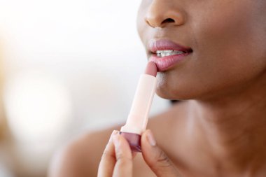 Sosyal medya üzerinde nasıl makyaj yapılacağını ve kozmetik nasıl kullanılacağını gösteren bir blog yazarı. Ciddi Afro-Amerikan bayan video kaydını canlı olarak kaydediyor. Evinde, kapat, kes.