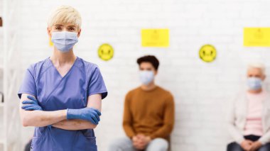 Hasta Hasta Hastaların Önünde Duran Maskeli Kadın Doktor, Covid-19 Coronavirus Pandemisi sırasında çalışıyor. Tıbbi personel, profesyonel hemşire ve hekim mesleği. Boş Boşluk