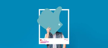 Bir kişi popüler bir sosyal medya uygulaması ile olumlu bir jest göstererek etkileşim içindedir. Arkaplanda canlı bir mavi renk var, içerik oluşturmak için mükemmel..