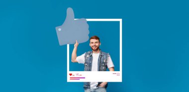 Genç bir nüfuz sahibi, canlı, mavi bir arkaplan önünde dikilirken kendinden emin bir şekilde başparmağını kaldırır. Dinamik ayar, çevrimiçi içerik oluşturma ve topluluk katılımının özünü yakalar.