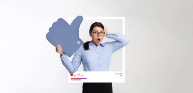 Stüdyoda elinde büyük bir sembol tutan ve heyecanını ifade eden şaşırtıcı bir etken var. Arkaplanda, dijital içeriğin temasını geliştiren sosyal medya unsurları kolajı yer alıyor..