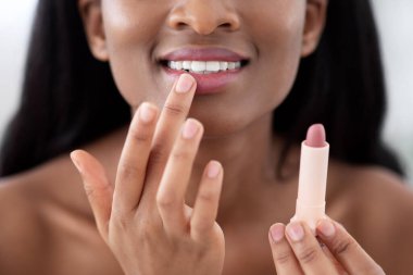 Güzellik rutini ve iş için günlük makyaj. Mutlu Afro-Amerikan genç milenyum dişileri ev banyosuna hazır olun, çıplak nemlendirici ruj sürün, kapatın, panorama, boş alan,