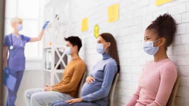 Çok ırklı Coronavirus hastaları hastanede doktor randevusu için sırada bekliyorlar ve 19 numaralı aşı, tıbbi maske takıyorlar. Corona Virüs Tedavi ve Aşı Konsepti. Panorama