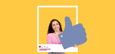 Genç bir kadın, onayını göstermek için büyük bir baş parmak işareti tutarken kendine güvenerek gülümsüyor. Parlak sarı arka plan, bu sosyal medya anının neşeli atmosferini arttırır..