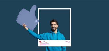 Mavi bir kapüşonlu giyen neşeli bir yaratıcı karanlık bir arkaplan önünde baş parmak işareti yapıyor..