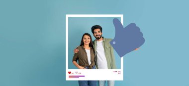 Mutlu bir çift açık mavi bir arka plana karşı baş parmak kaldırarak birlikte durur. Etkilenenler ve blogcular için olumlu titreşimler ve içerik içeren çevrimiçi etkileşimleri teşvik ederler..