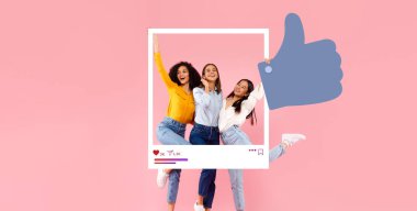 Üç arkadaş, sosyal medya bağlantıları ve içerik oluşturma konusundaki heyecanlarını gözler önüne seren, büyük bir grafikle pembe bir arka plana sevinçle poz veriyorlar..