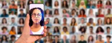 Bir kişi, arka planda farklı kişilerden oluşan bir kolajla çevrelenmiş yüz tanıma taraması yapan bir akıllı telefon tutuyor..