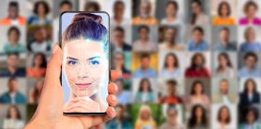 Bir kişi yüz tanıma taraması yapan bir akıllı telefon tutuyor. Ekranda arka planda çeşitli yüzler kolajıyla çevrili genç bir kadının detaylı yüz analizi görülüyor..