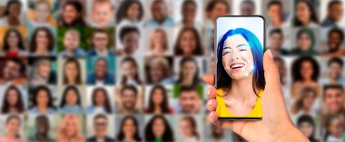 Bir kişi elinde neşeli yüz tanıma taraması yapan bir akıllı telefon tutuyor. Arka planda çeşitli bireyleri vurgulayan, gelişmiş kimlik teknolojisini sembolize eden bir portre kolajı yer alıyor..