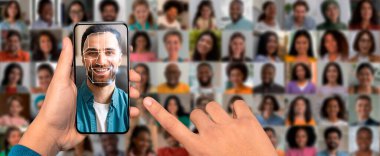 Bir insan, modern tanıma teknolojisinden yararlanarak bir yüzü taramak için akıllı telefon kullanır. Arka planda çeşitli yüzlerden oluşan bir kolaj yer alıyor, çağdaş bir ortamda kimlik belirleme yöntemleri gösteriliyor.