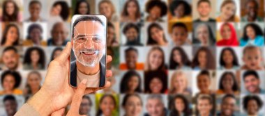 Bir el, yüz tanıma özelliğini gösteren bir akıllı telefonu tutarken, arka planda çeşitli yüzlerden oluşan bir kolaj modern kimlik teknolojisinin kapasitesini gözler önüne seriyor..