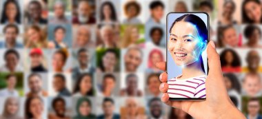 Etrafı çeşitli kişilerle kolajla çevriliyken bir akıllı telefon tutan kişi yüz taraması yapar. Bu günlük yaşamda kimlik belirleme teknolojisinin gelişimini gösteriyor..