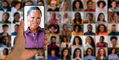 Yüz taraması yapan bir kişi akıllı telefonu elinde tutuyor. Arkasında, çeşitli insan kolajı teknolojinin modern toplumda çeşitli yüzleri tanıma ve tanıma yetisini vurguluyor..