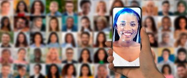 Bir kişi, arka planda çeşitli portrelerle yüz taraması yapan bir akıllı telefon tutuyor. Bu görüntüler günlük hayatta yüz tanımada kullanılan ileri teknolojiyi gösteriyor..