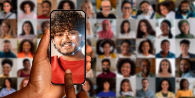 Bir kişi akıllı telefonuyla yüzünü tarıyor ve kimlik teşhisindeki son gelişmeleri gösteriyor. Arka planda bireylerin çeşitli portreleri yer alıyor, teknolojilerin güvenlikteki rolü vurgulanıyor.