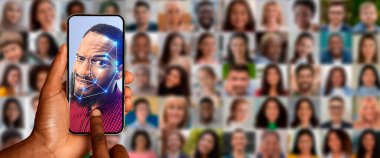 Bir kişi ekranda yüz tanıma teknolojisini gösteren bir akıllı telefon tutuyor. Arka plan, tanımlama yöntemlerindeki gelişmeleri vurgulayan çeşitli yüzlerin kolajıdır..