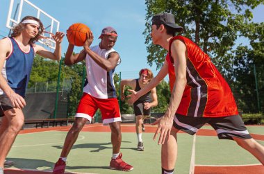 Çeşitli basketbol takımları spor sahamızda yapılacak büyük maça hazırlanıyor.