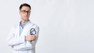 Steteskoplu gözlüklü doktor, boşluğu kopyala