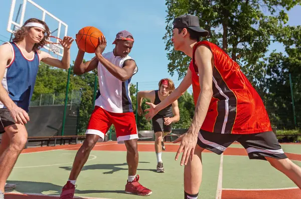 Çeşitli basketbol takımları spor sahamızda yapılacak büyük maça hazırlanıyor.