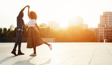 Havada aşk var. Romantik çift gün batımında dans, şehirde yürüyüş, kopya alanı