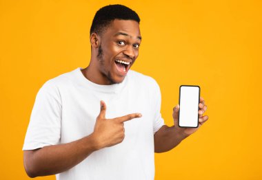 Akıllı Telefon Boş Ekran Uygulaması Gösteren Afro-Amerikalı Adam Sarı Stüdyo Arkaplan Üzerinde Gülümseyen Kamera Uygulaması. Model