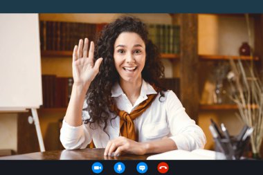 Web kamerasına el sallayan gülümseyen genç bayan öğretmenin kafa görüntüsü, uzak ders ya da çevrimiçi kurs sırasında öğrencileri karşılamak, bilgisayar video çağrısı yazılım uygulaması, dizüstü bilgisayar ekranı görünümü kullanarak