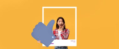 Genç bir kadın şaşırmış bir ifadeyle ayakta duruyor, yüzünün yanında kocaman bir başparmak tutuyor. Parlak sarı zemin, sosyal medyanın katılımının ve içerik oluşturulmasının neşeli atmosferini artırıyor.