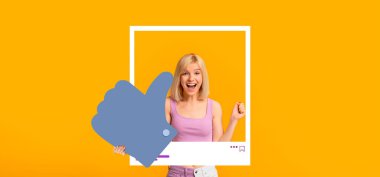 Genç bir kadın parlak turuncu bir arka planda dururken sevinçle baş parmağını kaldırır. Coşku ve pozitifliği somutlaştırıyor. Sosyal medya içeriği yaratmak için mükemmel..