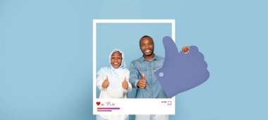 İki birey bir arada duruyor, gülümsüyor ve narin mavi bir arka plana başparmak işareti yapıyor. Sosyal medyada olumlu titreşimleri paylaşan tipik bir canlandırma anı sergiliyorlar..