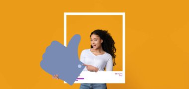 Kıvırcık saçlı genç bir kadın elinde kocaman bir baş parmak işareti tutarken gülümsüyor. Parlak turuncu bir arkaplan karşısında sosyal medyada pozitifliği ve bağlılığı somutlaştırıyor..