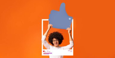 Neşeli bir etkili, parlak turuncu arka planda büyük bir işaret tutuyor. Bu ilgi çekici görüntü sosyal medya etkileşiminin ve içerik oluşturulmasının olumlu yönlerini vurgular.