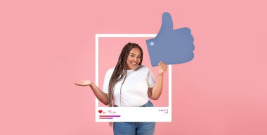 Neşeli bir içerik yaratıcısı pembe bir arkaplana karşı poz veriyor, sosyal medya etkinliği için coşkusunu dile getirirken bir yandan da onay veriyor. Pozitifliği ve bağı somutlaştırıyor..