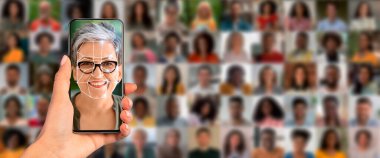 Yüz tanıma yazılımını gösteren, yüzünü tarayan bir akıllı telefon tutuyor. Arkalarında, çeşitli bireylerden oluşan bir kolaj modern kimlik teknolojisini kullanımda vurguluyor.