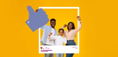 Mutlu bir aile, içinde iki yetişkin ve bir çocuk var, parlak sarı bir arka planda hevesle başparmak gösteriyorlar. Heyecanları çevrimiçi paylaşımda pozitifliği teşvik ediyor.