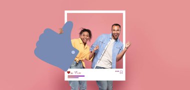 İki birey neşeli bir şekilde poz veriyor, canlı pembe bir zemin ile başparmaklarını kaldırıyor. İfadeleri heyecanı, bir kutlama anını ve internetteki bağlantıyı yansıtıyor..