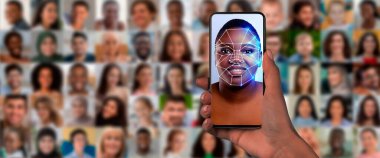 Bir el dijital yüz taraması yapan bir akıllı telefonu tutuyor. Bunun arkasında, çeşitli yüzlerden oluşan bir kolaj modern toplumda teknolojinin tanımlama yeteneğini vurguluyor..